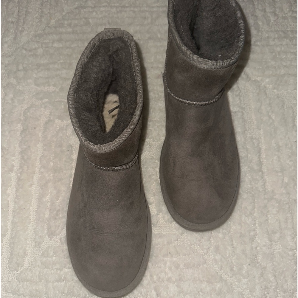 Low top grey Uggs